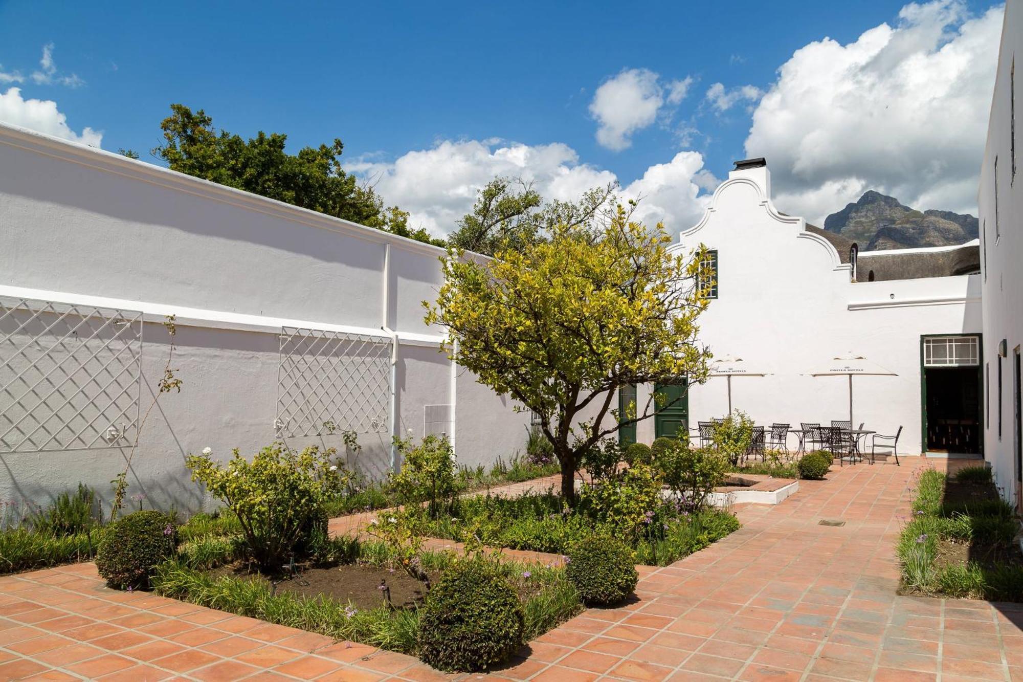 Protea Hotel By Marriott Cape Town Mowbray Exterior foto